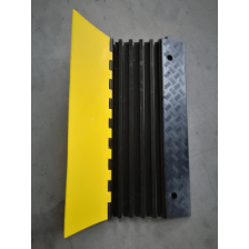 Protector de Cable de 5 Canales / Base de Goma y Tapa de Plástico / Capacidad 4.6 Toneladas / Canal 38x35MM / Longitud 90 cm /