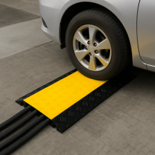 Protector de Cable de 3 Canales / Base de Goma y Tapa de Plástico / Tamaño del Canal 56x55MM / Capacidad de Carga 6.1 Tonelada