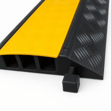 Protector de Cable de 3 Canales / Base de Goma y Tapa de Plástico / Tamaño del Canal 30x30mm / Capacidad de Carga 5 Toneladas