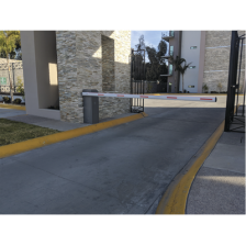 Barrera vehicular izquierda / Soporta brazo de hasta 5.5 m / Final de carrera ajustable por programación / Movimiento fluido /