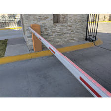 Barrera vehicular izquierda / Soporta brazo de hasta 3 m / Apertura en 1.5 s /Final de carrera ajustable por programación / Mov