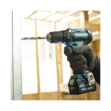 Atornillador broquero cambio rápido 3/8”.  2 baterías 12v de 1.5 amperes y cargador.